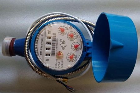 無線遠傳水表是如何進行數(shù)據(jù)采集傳輸?shù)模?/></p><p> 當水流入水表后,會沿著葉輪盒底部進水孔進入到計量機構(gòu),水流會推動葉輪旋轉(zhuǎn),然后由葉輪盒上部出水孔的位置流出,正常情況下,葉輪轉(zhuǎn)速和水的流量是成正比的,葉輪轉(zhuǎn)動的時候,就能夠通過齒輪傳遞給指示機構(gòu),并記錄出流經(jīng)水表的水總量。記錄的用水量數(shù)據(jù)會通過無線網(wǎng)絡(luò)技術(shù)和后臺數(shù)據(jù)管理中心聯(lián)通,來實現(xiàn)遠程抄表、網(wǎng)絡(luò)充值、遠程控制和故障檢測。</p><p> <strong>水表的數(shù)據(jù)如何采集傳輸?</strong></p><p> 水表是通過給計量基表安裝加傳發(fā)訊模塊,這樣就后臺就能夠接收無線抄表主機發(fā)出的抄表指令,由無線通訊模塊能夠?qū)⑺砩厦娴挠盟?/p><p> 數(shù)據(jù)上傳到服務(wù)器,以便供水公司進行抄表和計算水費。</p><p> 無線遠程水表的安裝是非常簡單容易的,其中,一根總線可以連接同一幢樓內(nèi)全部住戶的水表,可以大大節(jié)省施工費用。其中數(shù)據(jù)采集器不參與底層數(shù)據(jù)的采集,僅僅作為通訊功能使用,計量不受外界影響。</p><p style=